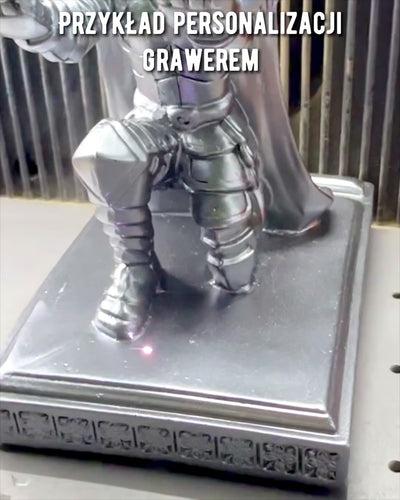 Rytířský stojan rytíře na telefon nebo pero, možnost personalizace gravírováním jako dárek