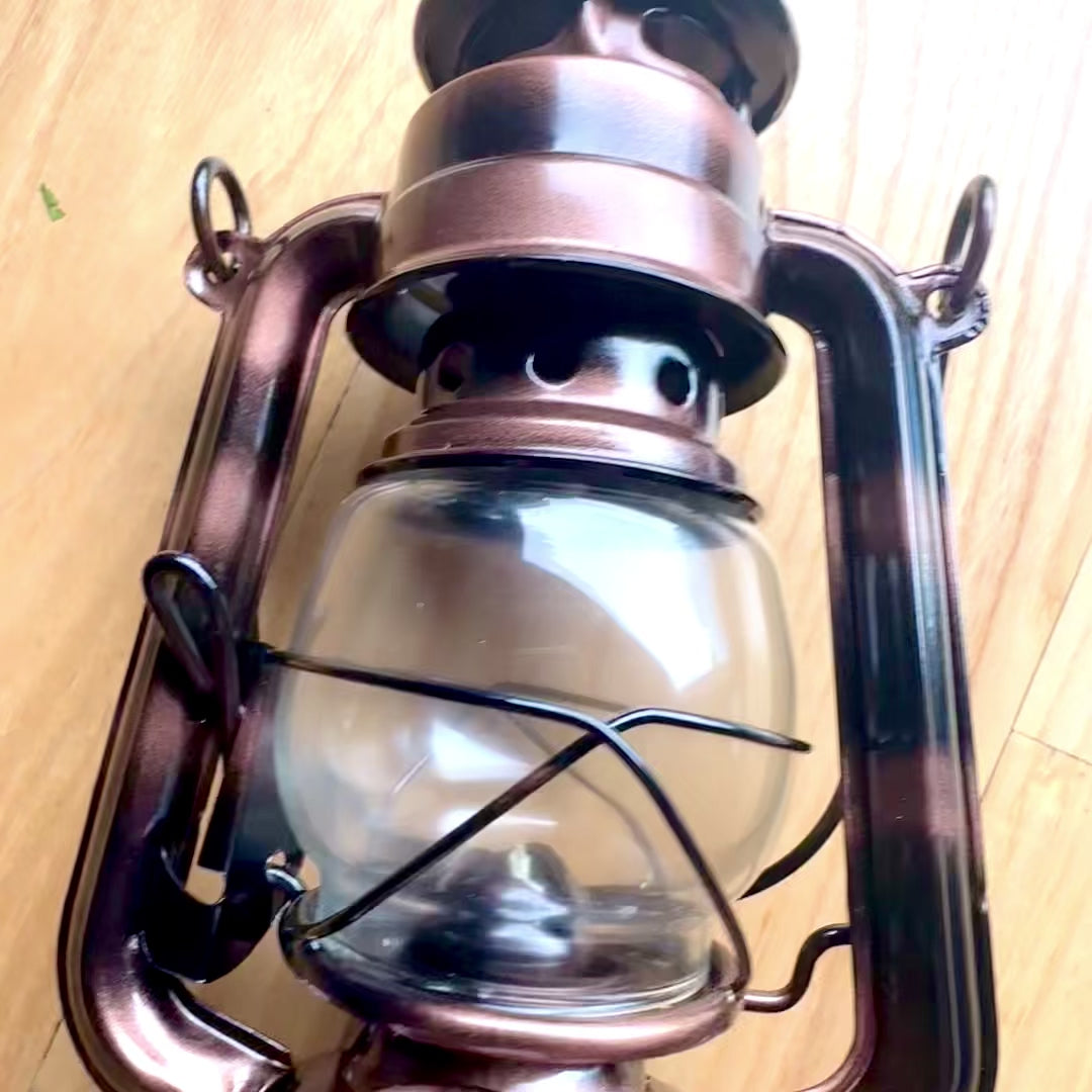 Stilinga jūrinė retro naftos lempa DT245F su galimybe personalizuoti graviravimu, ideali dovana, pagaminta iš stiklo ir metalo, aukštis 19 cm, jūrinis dizainas