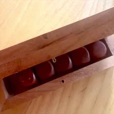 Elegantes dados de madera para juego con puntos de latón en caja personalizada