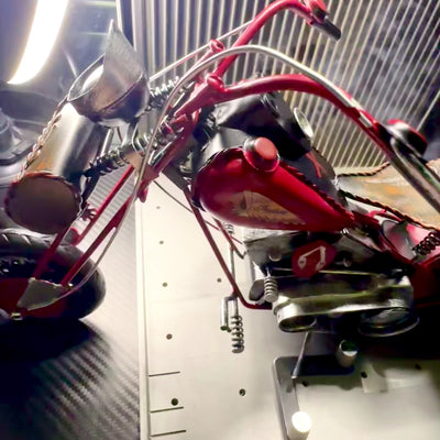Veliki metalni klasični model motocikla chopper u crvenoj boji s mogućnošću personalizacije gravurom