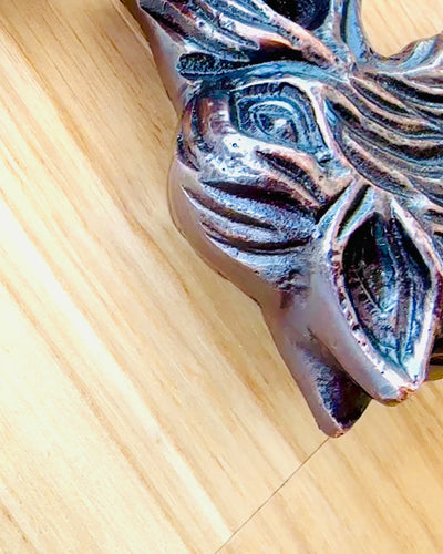 Laska Spacerowa Wolf - Indijas Mango Koksne ar Gravēšanas Iespēju, brūni zelta rotājumi