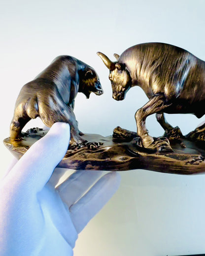 Sculptura „Cei doi rivali” - Taurul și Ursul - Simbolistica Pieței Financiare, Posibilitate de Gravare - culoare Cupru