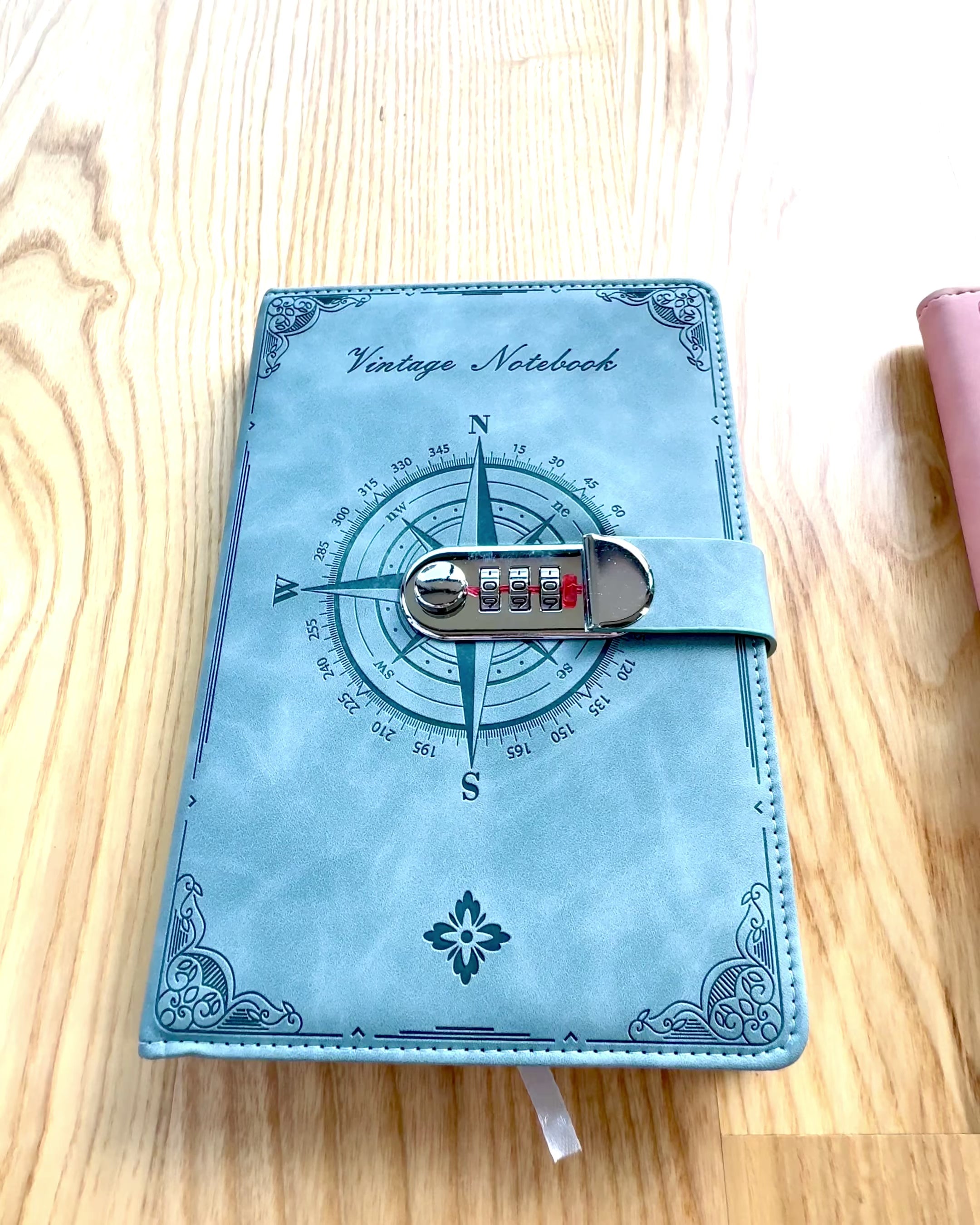 Slaptas A5 formato užrašų knygelė Vintage su kodine spyna - Pasirinkite Savo Stilių, personalizacija graviravimu dovanai