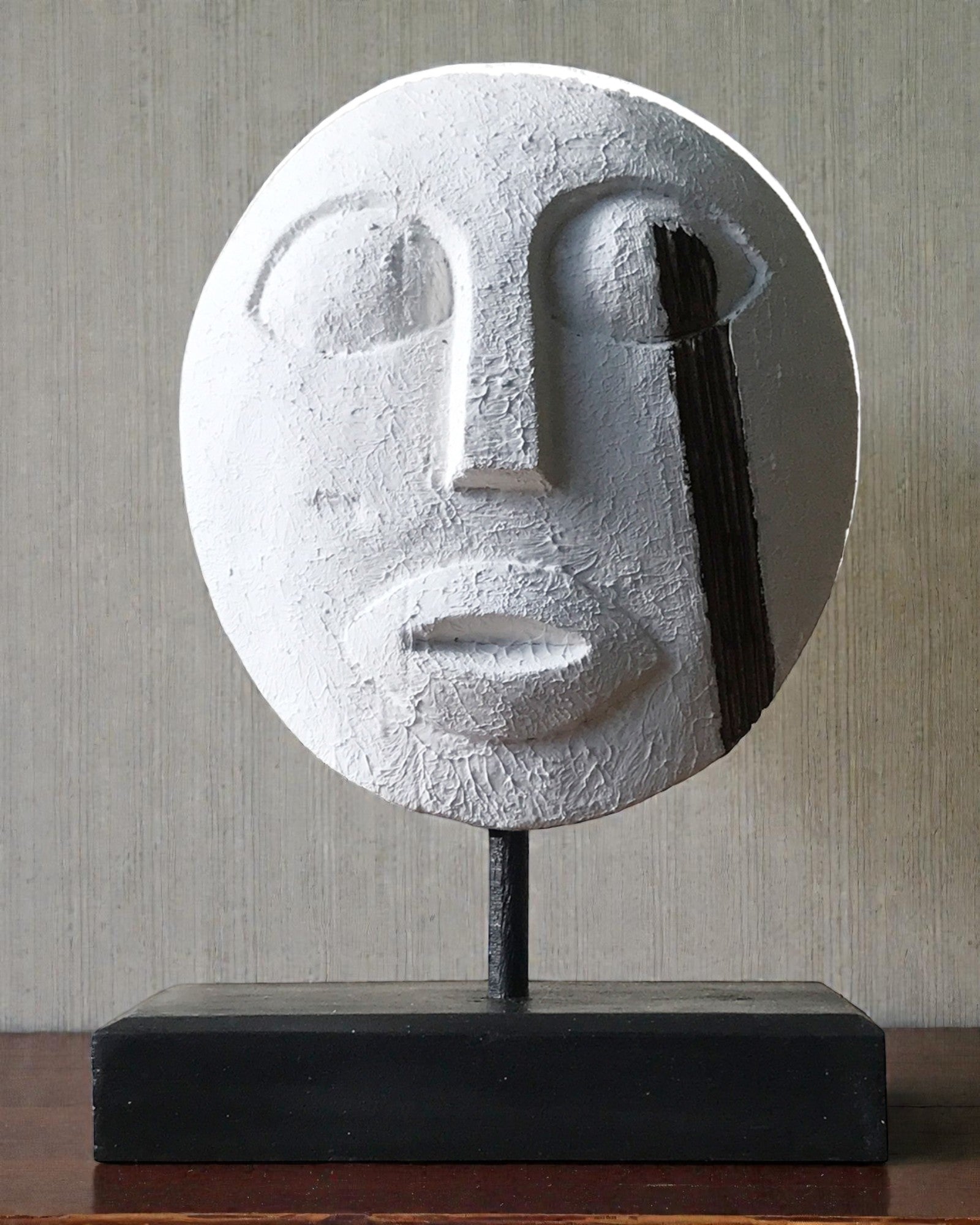 Timoro kaukė Protėvių sargybinis 27x20 cm – Balta